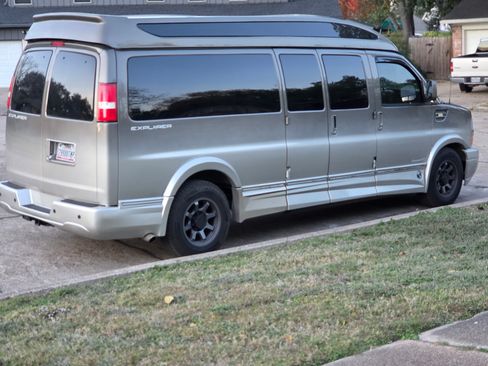 Used 2018 Chevrolet Express 2500 Extended w/ Enhanced Convenience Package image 5