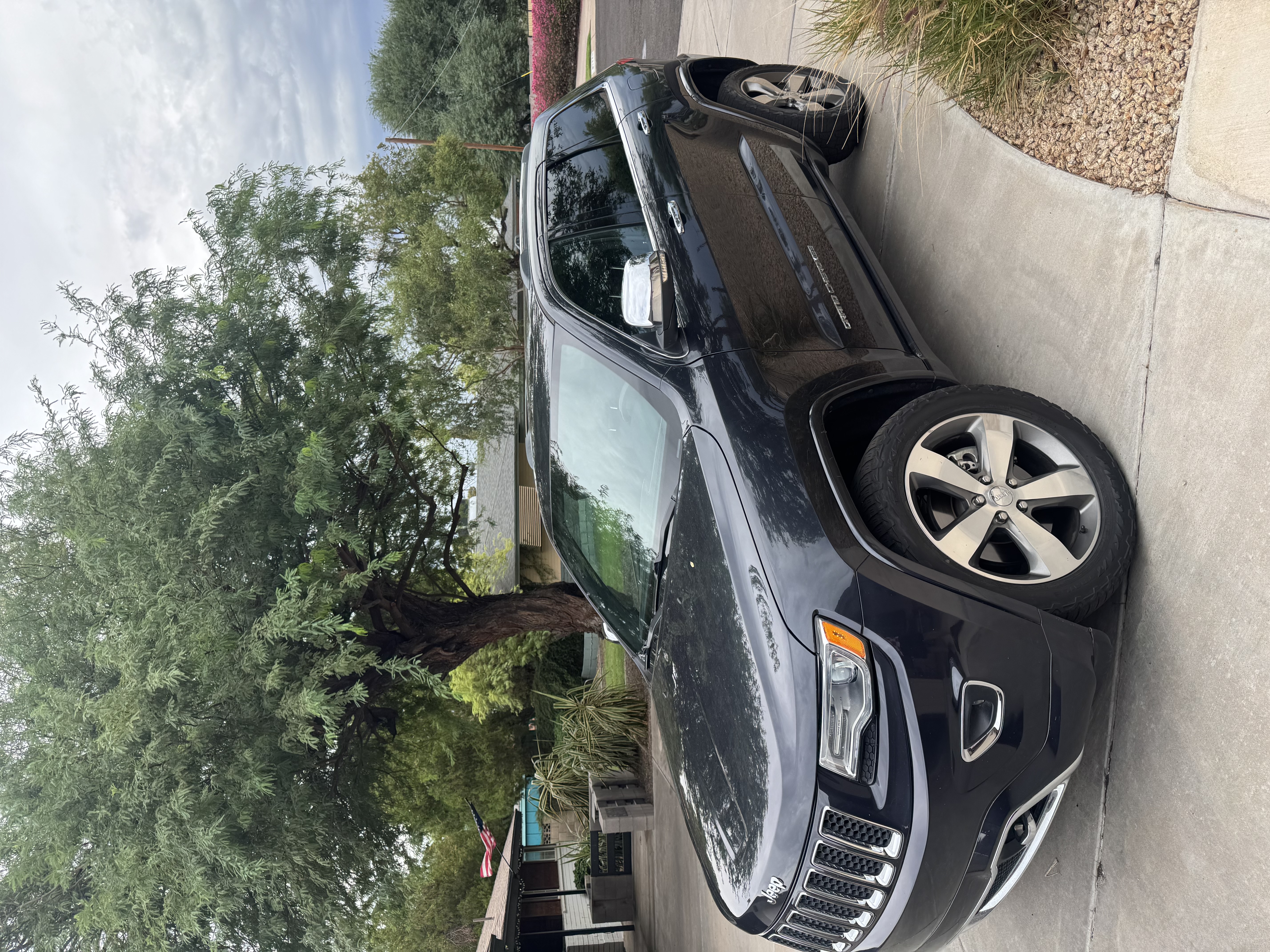 Used 2015 Jeep Grand Cherokee Overland AWD/4WD image 7