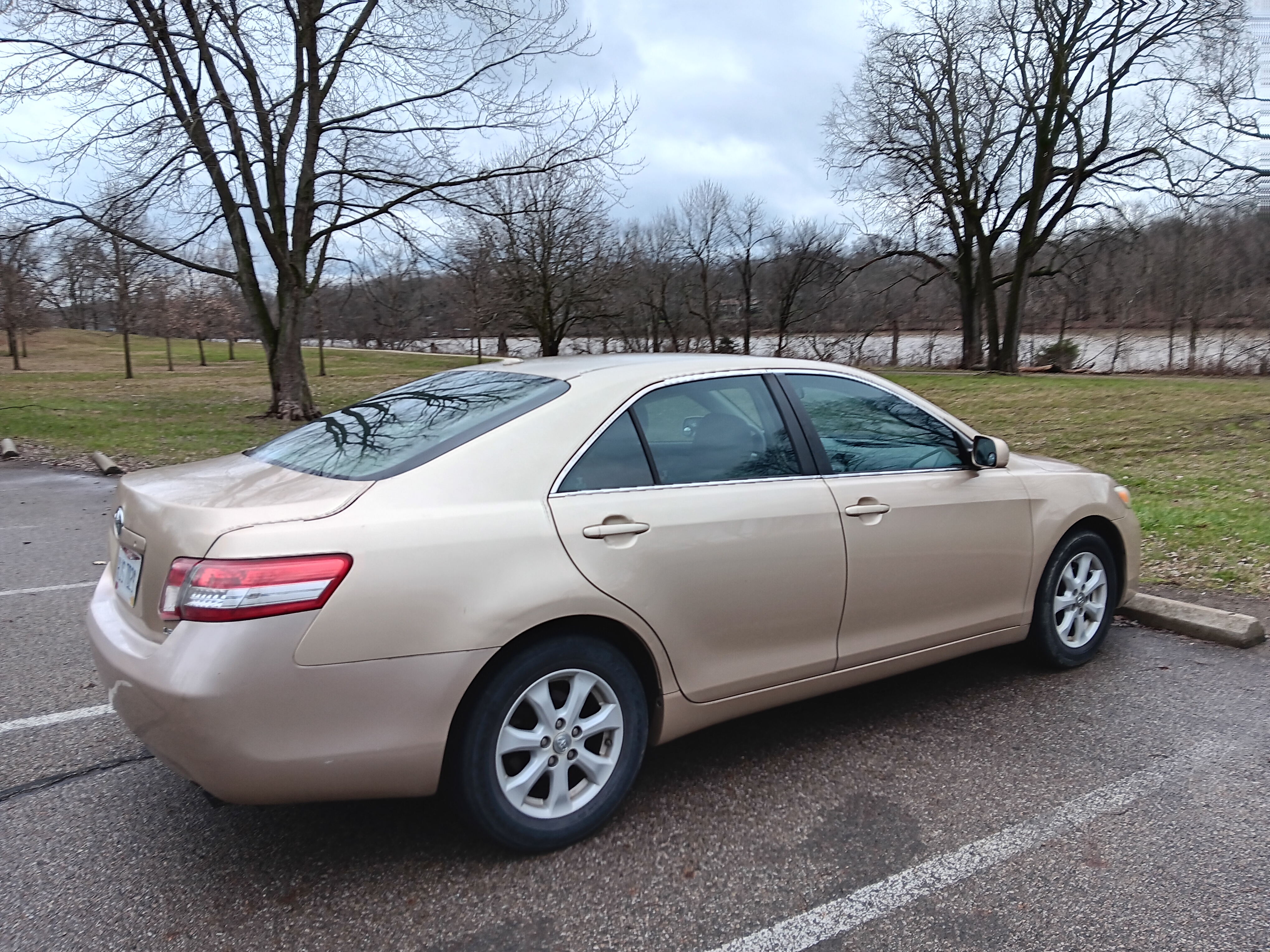Used 2011 Toyota Camry LE w/ LE Extra-Value Pkg FWD image 2