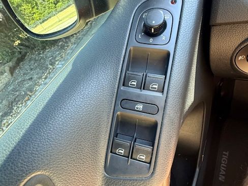 Used 2009 Volkswagen Tiguan SEL image 13