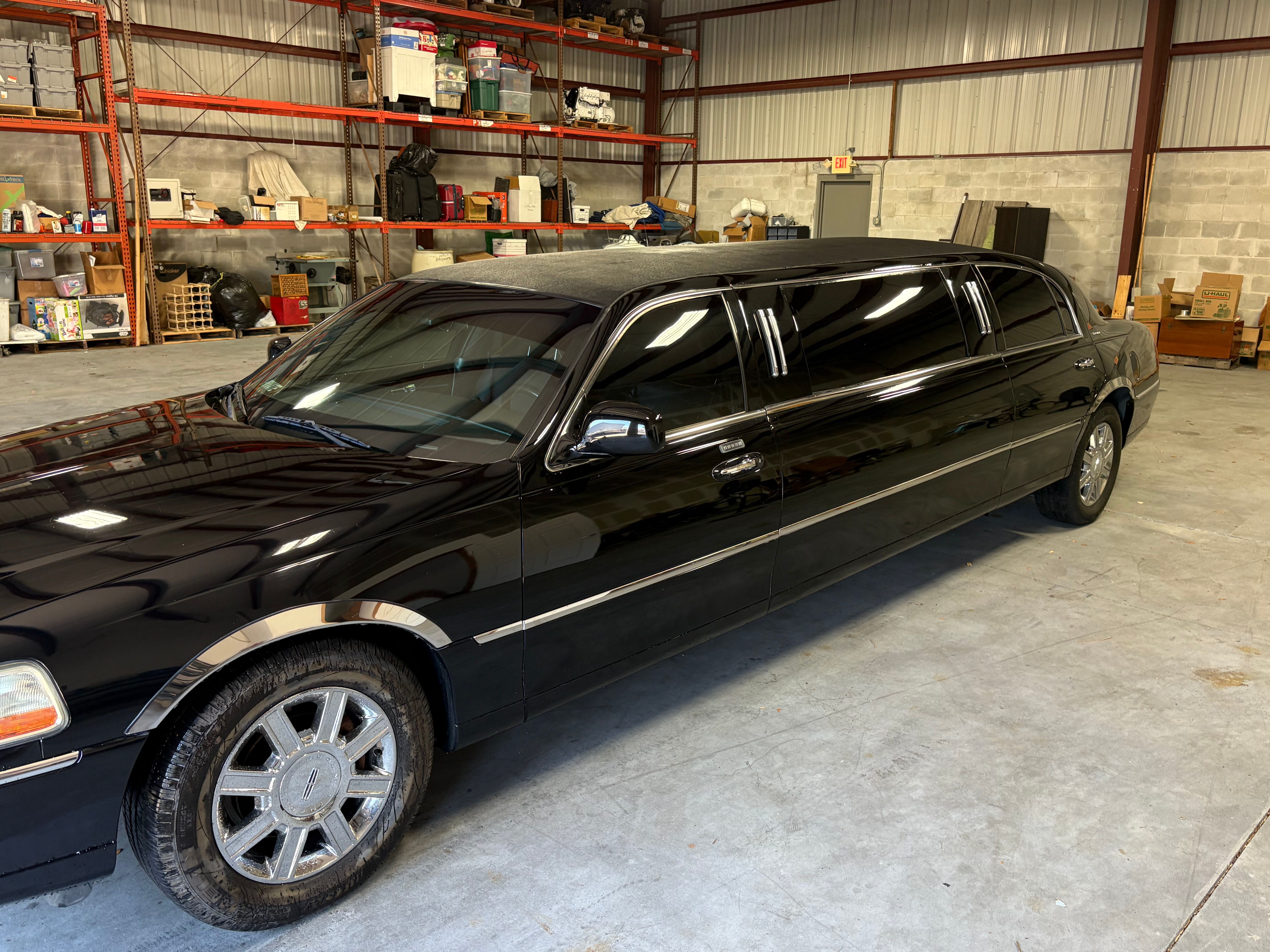 Used 2006 Lincoln Town Car Executive RWD image 2