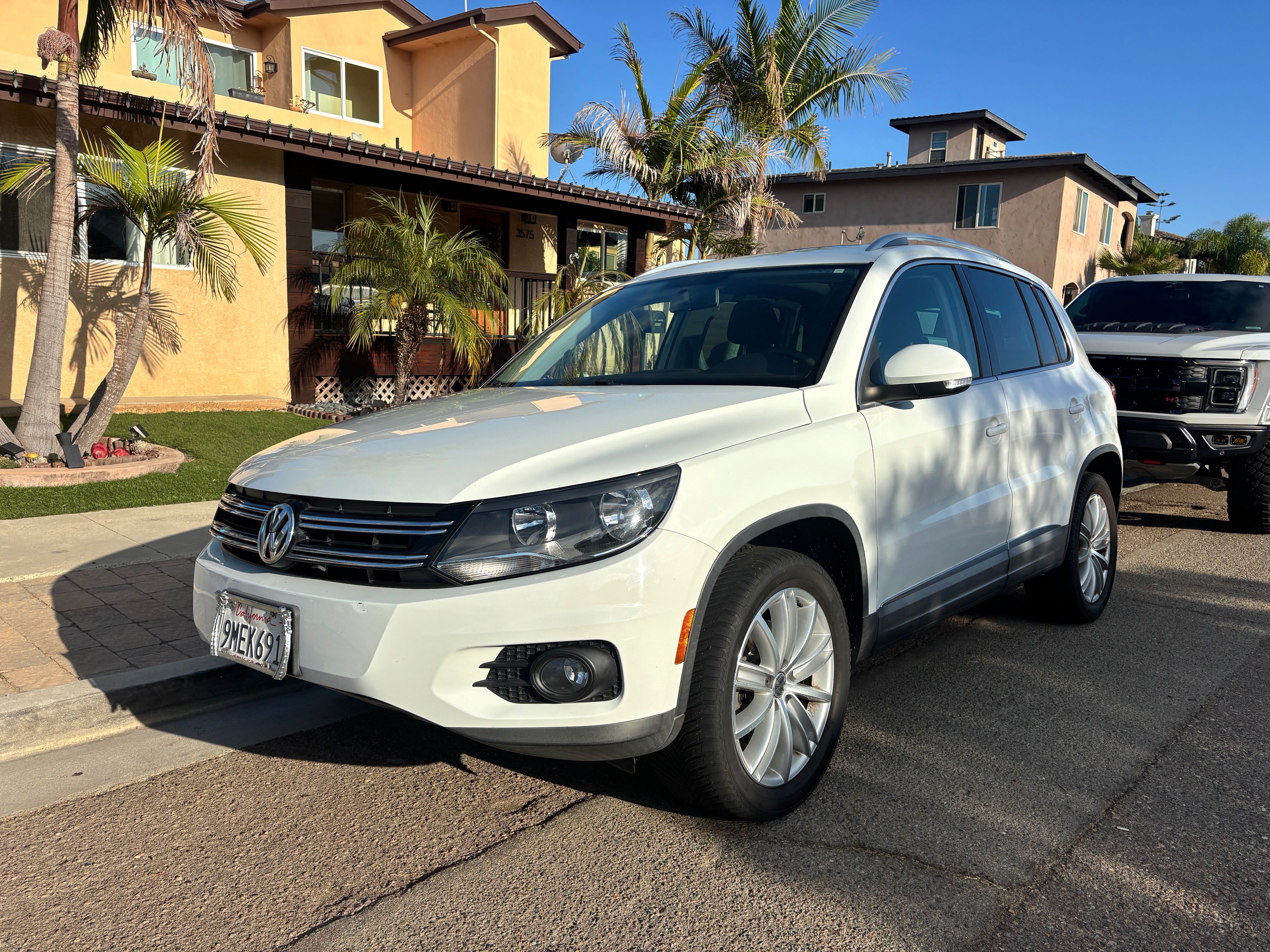 Used 2015 Volkswagen Tiguan SEL FWD image 1