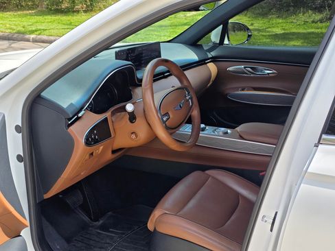 Used 2022 Genesis GV70 2.5T w/ Advanced Package image 11