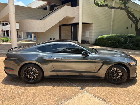 Used 2016 Ford Mustang Shelby GT350 w/ Technology Package RWD image 5