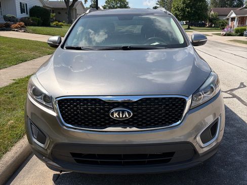 Used 2017 Kia Sorento AWD image 3