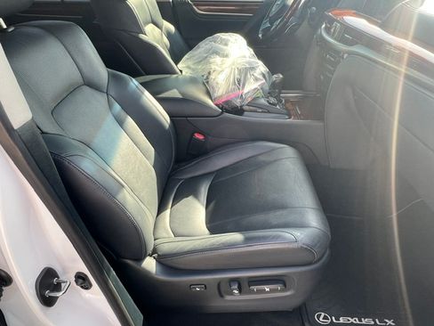 Used 2021 Lexus LX 570 4WD w/ Luxury Package image 18