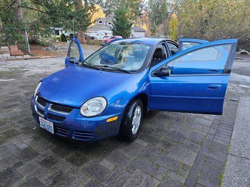 Used 2005 Dodge Neon SXT image 2