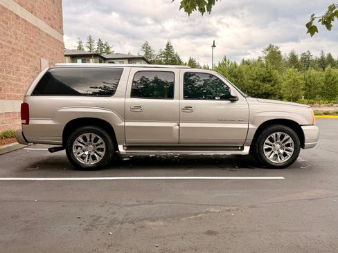 Used 2005 Cadillac Escalade ESV AWD image 9
