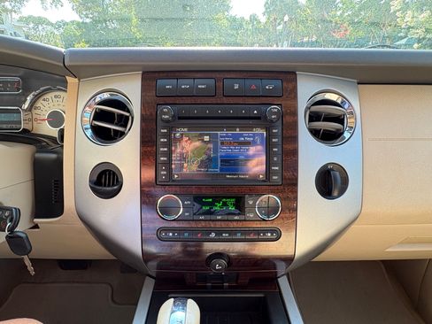 Used 2014 Ford Expedition XLT w/ Equipment Group 202A RWD image 9