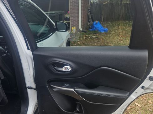 Used 2019 Jeep Cherokee Latitude Plus w/ Comfort/Convenience Group image 11