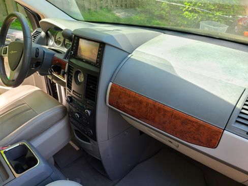 Used 2008 Chrysler Town & Country Touring image 23