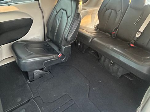 Used 2017 Chrysler Pacifica Touring-L image 11