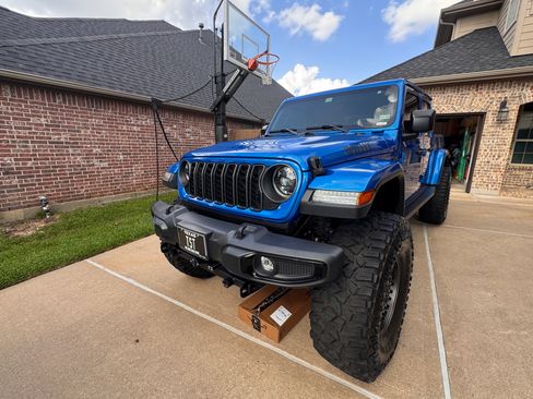 Used 2023 Jeep Gladiator Sport AWD/4WD image 5