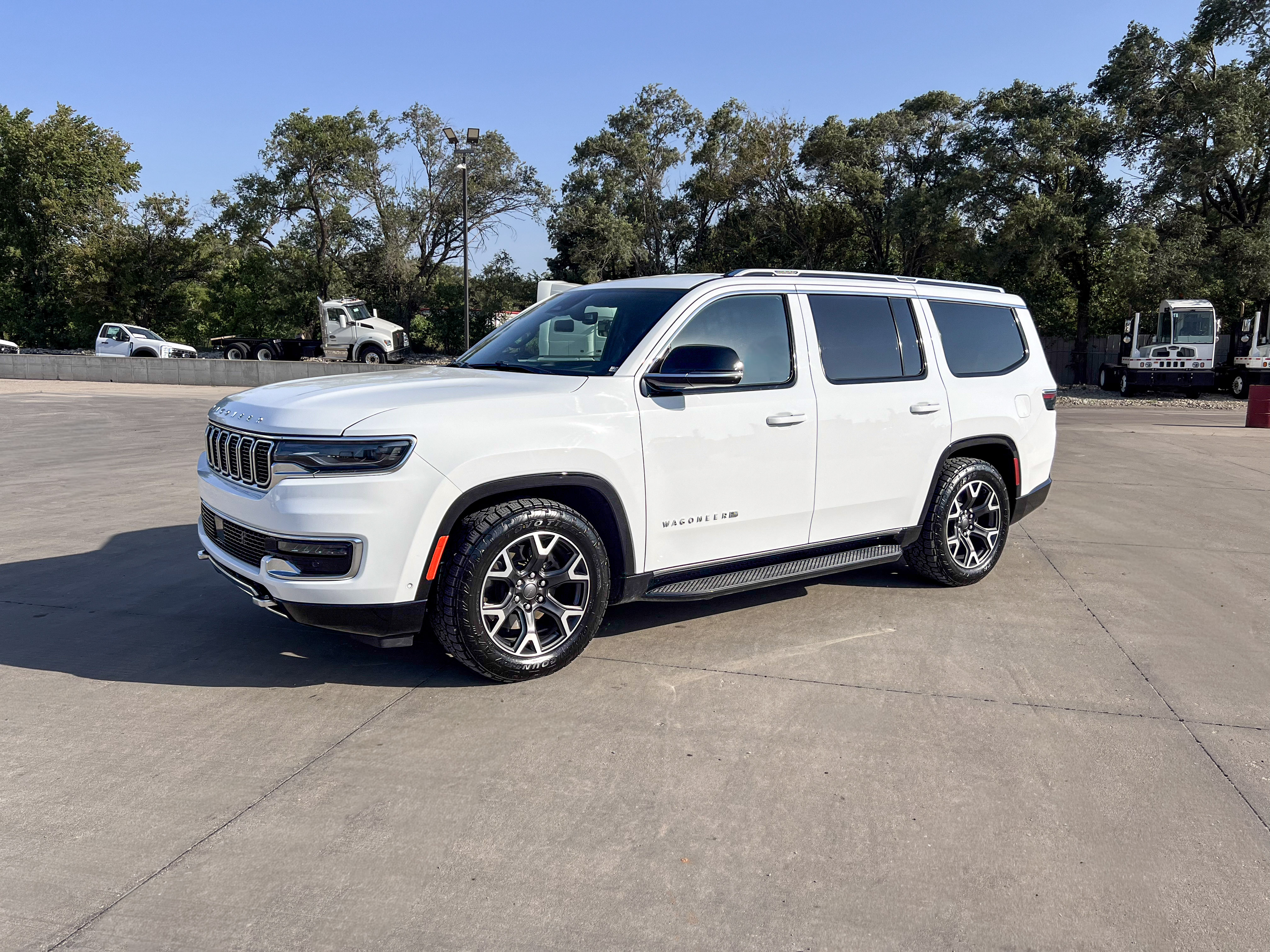 Used 2023 Jeep Wagoneer Series III w/ Preferred Equipment Group AWD/4WD image 1
