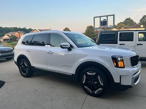Used 2025 Kia Telluride EX w/ EX Captain's Chair Package image 2