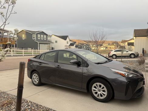 Used 2019 Toyota Prius LE image 4