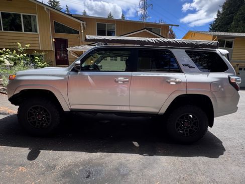 Used 2018 Toyota 4Runner TRD Off-Road Premium AWD/4WD image 5