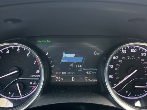 Used 2018 Toyota Camry XLE image 2