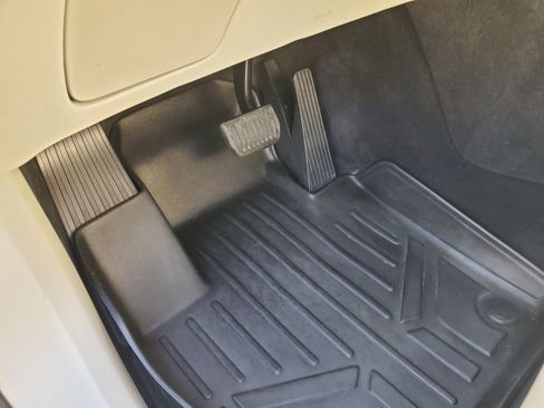 Used 2017 Volvo XC90 T5 Momentum w/ Vision Package image 11