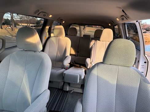 Used 2011 Toyota Sienna LE image 14