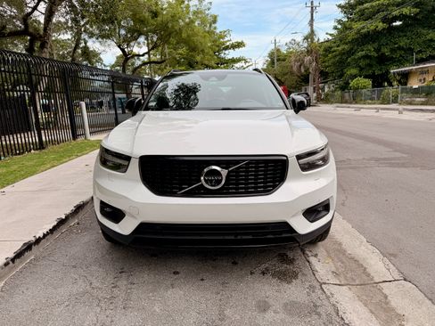 Used 2020 Volvo XC40 T4 R-Design FWD image 2