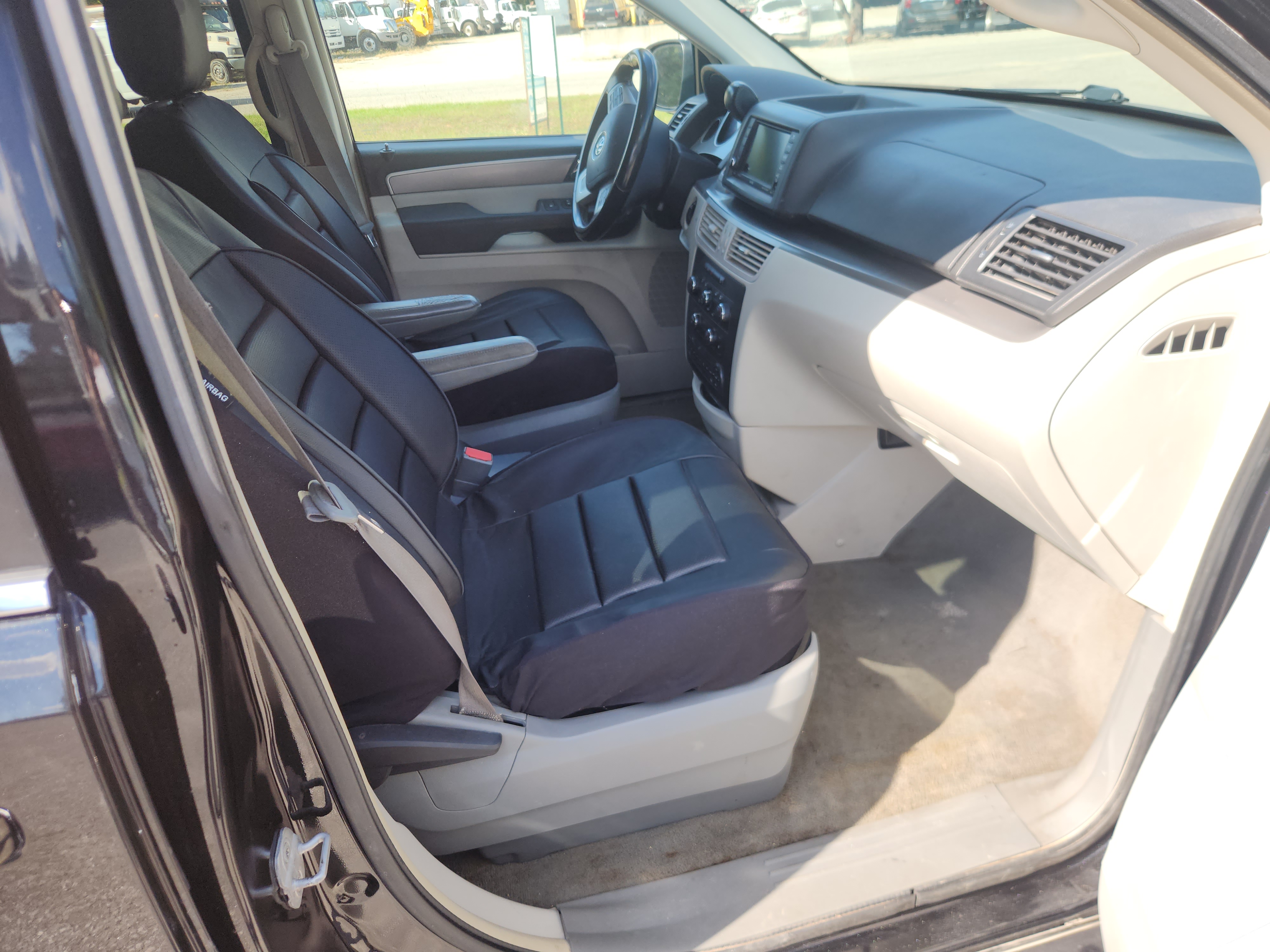 Used 2012 Volkswagen Routan SE FWD image 19