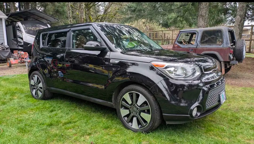Used 2016 Kia Soul ! w/ Premium Package FWD image 1