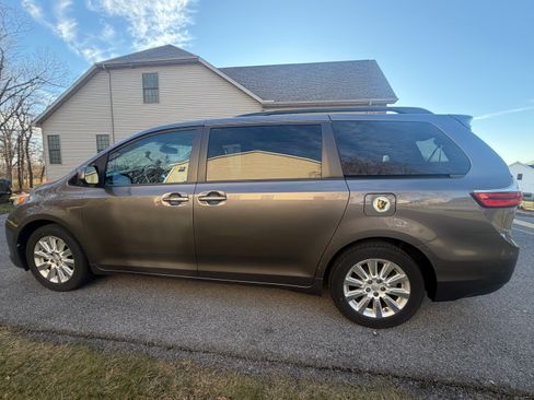 Used 2015 Toyota Sienna XLE image 5