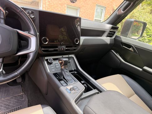 Used 2024 Lexus GX 550 AWD/4WD image 9