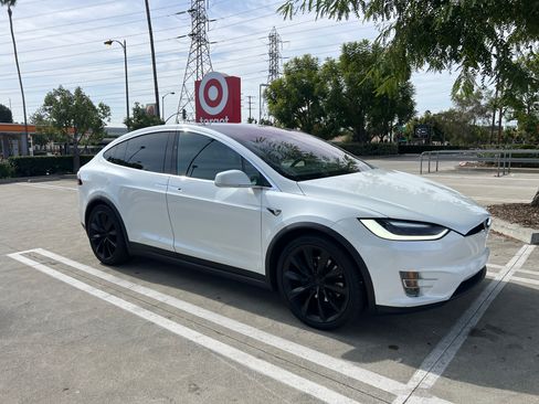 Used 2017 Tesla Model X 75D image 4