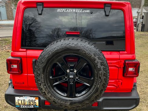 Used 2022 Jeep Wrangler Unlimited Sahara image 4