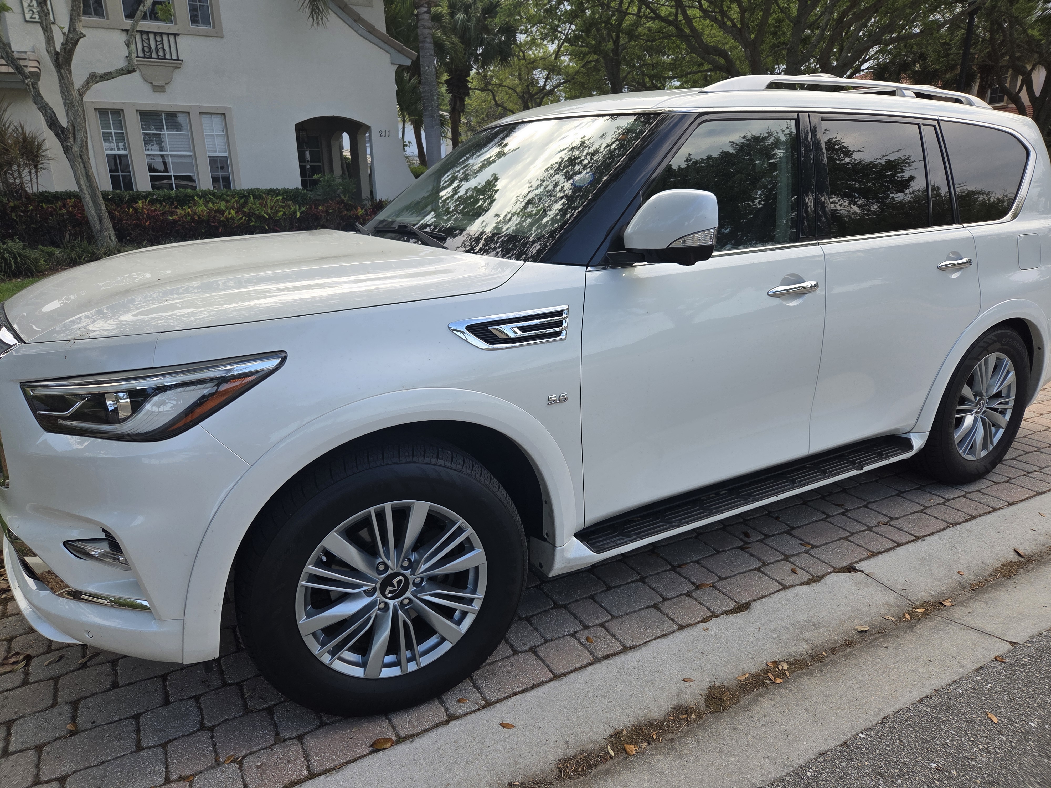 Used 2019 INFINITI QX80 Luxe w/ All-Season Package RWD image 1
