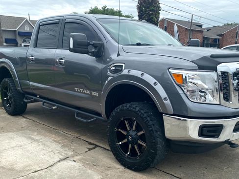 Used 2017 Nissan Titan SV image 5