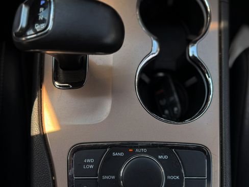 Used 2015 Jeep Grand Cherokee Limited image 12