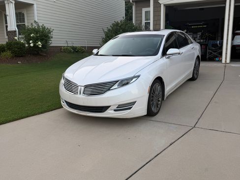 Used 2014 Lincoln MKZ Hybrid FWD image 2