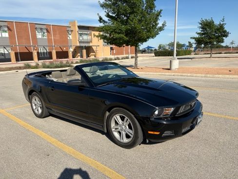 Used 2010 Ford Mustang Convertible RWD image 2