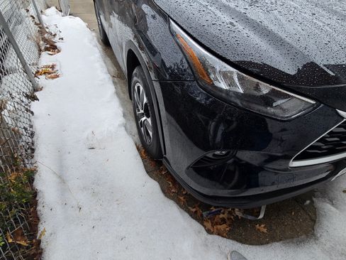 Used 2020 Toyota Highlander XLE image 2