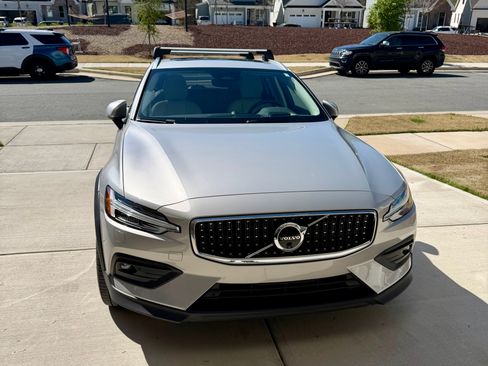 Used 2024 Volvo V60 B5 Cross Country Ultimate w/ Climate Package image 4