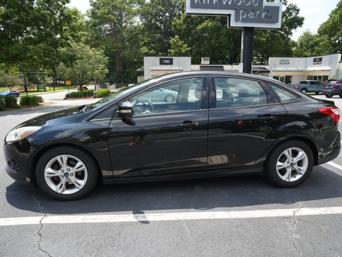Used 2014 Ford Focus SE w/ SE Winter Package FWD image 4