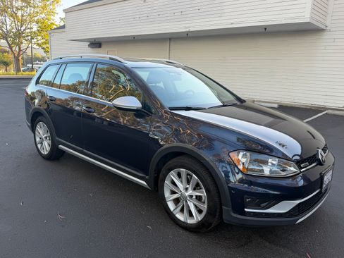 Used 2017 Volkswagen Golf Alltrack SE AWD/4WD image 2