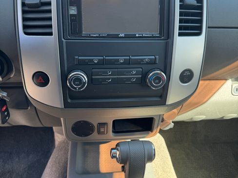 Used 2010 Nissan Frontier SE image 5