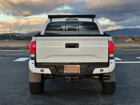 Used 2022 Toyota Tacoma TRD Off-Road image 8