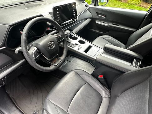 Used 2024 Toyota Sienna XLE Woodland Edition image 10