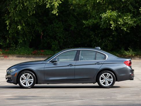Used 2017 BMW 330i xDrive Sedan w/ Premium Package image 2