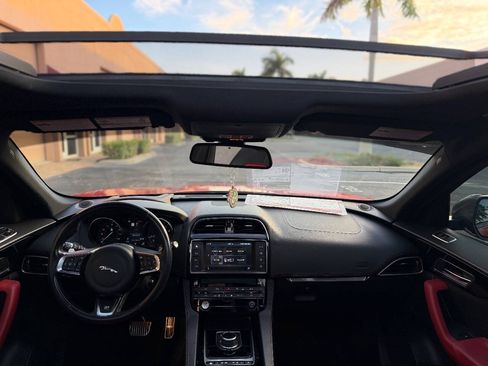 Used 2018 Jaguar F-PACE R-Sport image 24