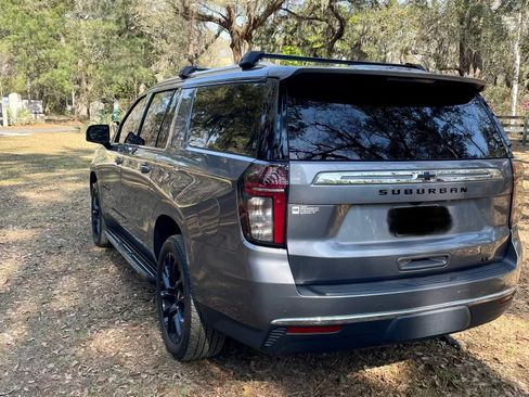 Used 2022 Chevrolet Suburban LT w/ Luxury Package AWD/4WD image 2