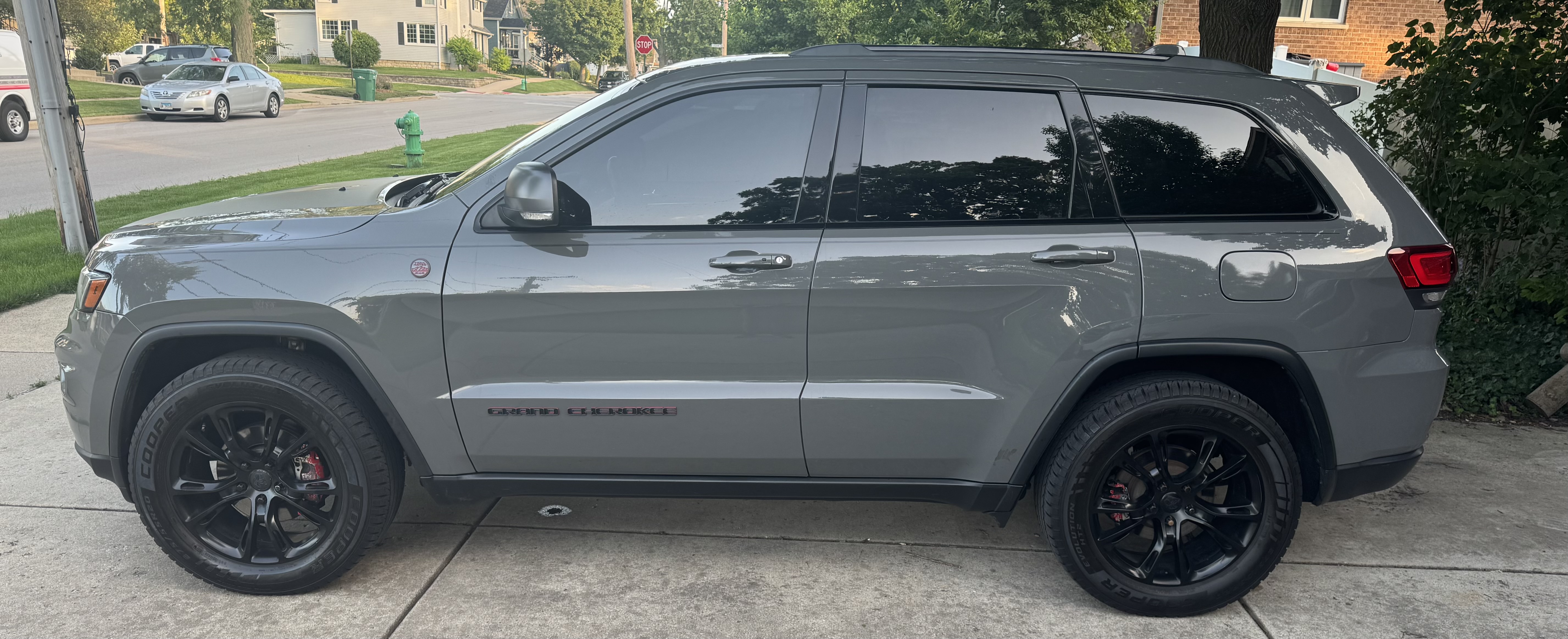 Used 2020 Jeep Grand Cherokee Trailhawk w/ Trailhawk Luxury Group AWD/4WD image 2
