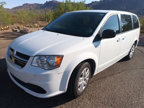 Used 2018 Dodge Grand Caravan SE w/ UConnect Hands-Free Group image 4