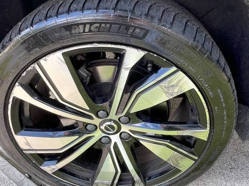 Used 2021 Volvo XC40 P8 Recharge w/ Advanced Package image 10