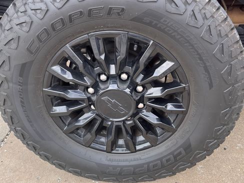 Used 2024 Chevrolet Silverado 2500 LT w/ Convenience Package image 12